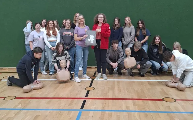 220 HLW-Schüler übten unter fachkundiger Anleitung von Christine Ortmayer mit Trainingspuppen die Herzdruckmassage. | Foto: OÖRK/BSTPerg