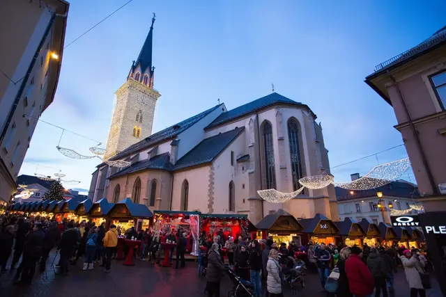 Villachs geliebte Jakobskirche spielt im Villacher Advent 2025 die zentrale Rolle. Erstmals auch der 94 Meter hohe Stadtpfarrturm! | Foto: Villacher Advent