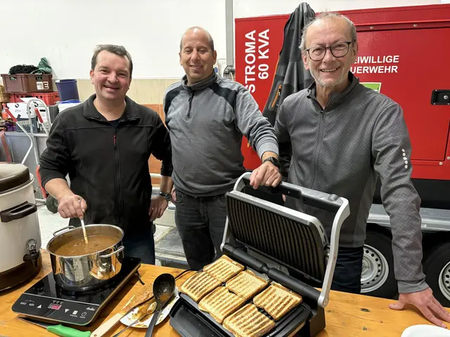 Hannes Arnhold, Markus Schletz und Christian John verköstigten die Wanderer  | Foto: Michael Sabadello
