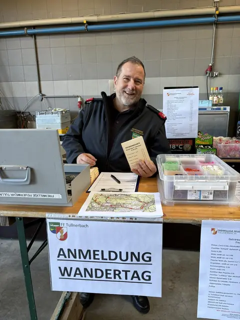 Bei Joachim Pausch konnten sich die Gruppen zur Wanderung anmelden | Foto: Michael Sabadello