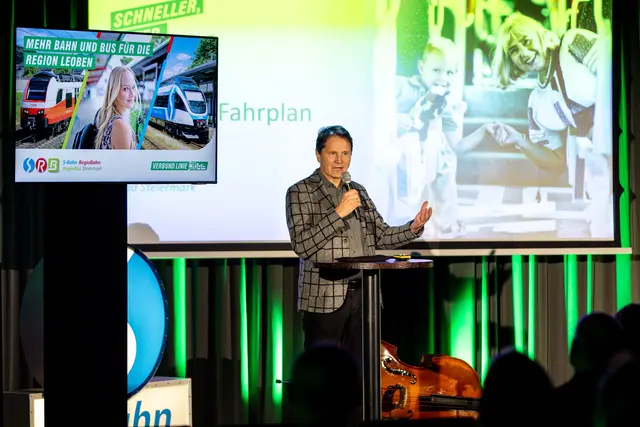 Referatsleiter des Landes Steiermark Bernhard Breid erklärte den neuen Öffi-Fahrplan in der Steiermark.  | Foto: Tom Lamm