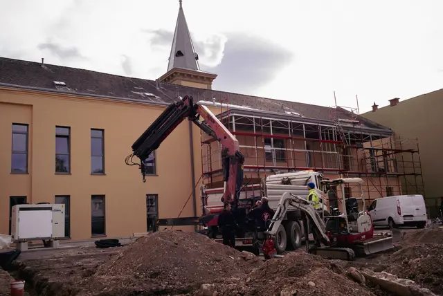 Die Arbeiten am neuen Kindergarten von der Hauptstraßenseite aus. | Foto: Santrucek