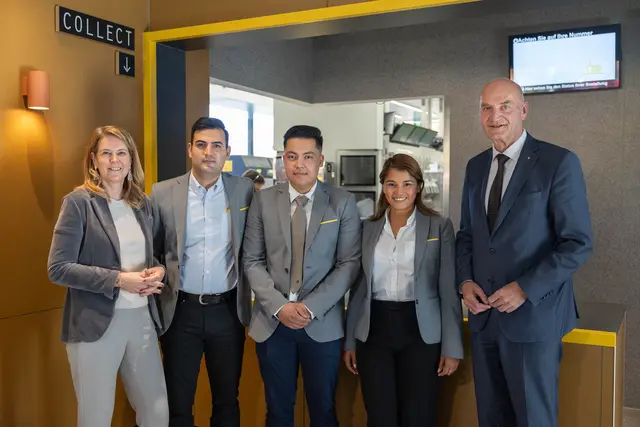 McDonald’s erleichtert mit niederschwelligen Jobangeboten den Einstieg in den ersten Arbeitsmarkt von Asylberechtigten und Vertriebenen. v.l.: CPO McDonalds’s Österreich Karin Probst, Restaurant Manager Salva Drboev, Restaurant Manager Feyzi Lotfollah, Regionalleiterin Carolina Mendez, Integrations-Landesrat Christian Dörfel. | Foto: Land OÖ/Spenlingwimmer