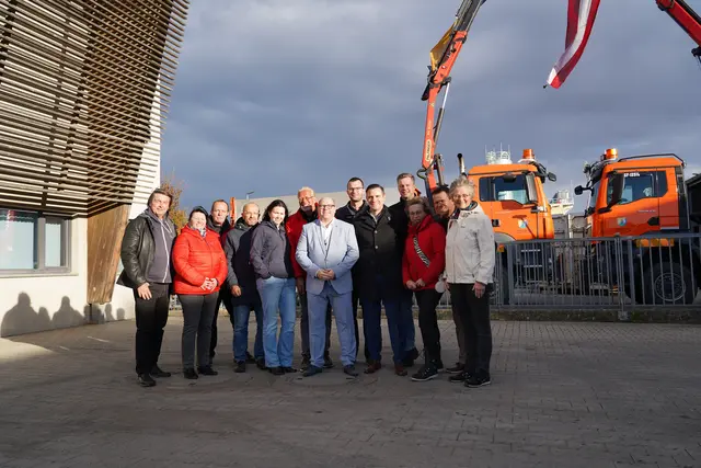 In Deutsch-Wagram wurde der Nationalfeiertag zum Anlass für gelebten Dialog: Bei den Stadtgesprächen am Bauhof tauschten sich Bürgerinnen und Bürger direkt mit Bürgermeister Markus Mentl-Weigl über die Zukunft ihrer Stadt aus. | Foto: Stadtgemeinde Deutsch-Wagram