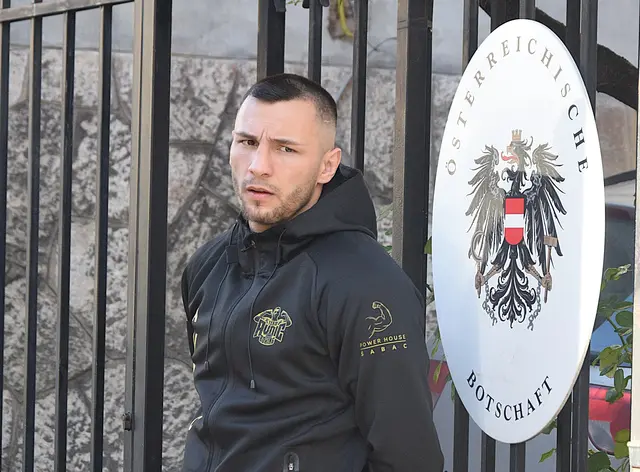 Ein nachdenklicher Edin Avdic vor den Toren der Botschaft - er ist nicht nur ein Kämpfer des Boxsports. Menschenrechte, Völkerverständigung und Weltfrieden haben für ihn einen großen Stellenwert. | Foto: Team Avdic / Schwaighofer