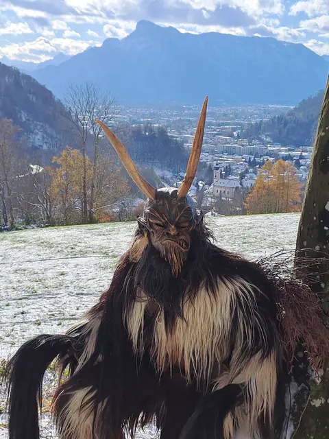 Auch der Krampus posiert gerne für das Foto. Im Hintergrund der Stadtteil Gnigl. | Foto: Alt-Gnigler Krampusse