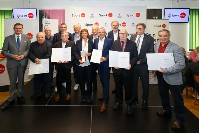Wirtschafts- und Sport-Landesrat Markus Achleitner und Präsident Karl Winkler, aktuell Vorsitzender der Landessportorganisation, gratulierten den neuen Sport-Konsulenten: (v. l.) Landesrat Markus Achleitner, Dietmar Ematinger, Günther Kellnreitner, Thomas Haderer, Franz Maier, Herbert Gschiel, Birgit Kurz, Anton Aistleitner, Horst Felbermayr, Johannes Artmayr, Rudolf Eckersberger, Karl Winkler (Vorsitzender der Landessportorganisation) und Josef Reiter.  | Foto: Foto: Sportland OÖ/Binder