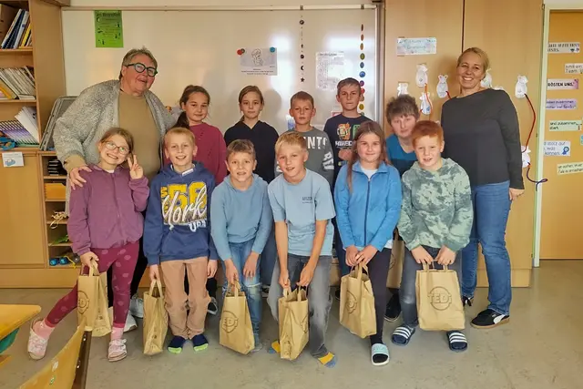 Freude über die bestandene Radfahrprüfung: SPÖ-Gemeinderätin Sieglinde Baumgartner (l.) gemeinsam mit den stolzen Volksschülern der 4. Klasse. | Foto: SPÖ