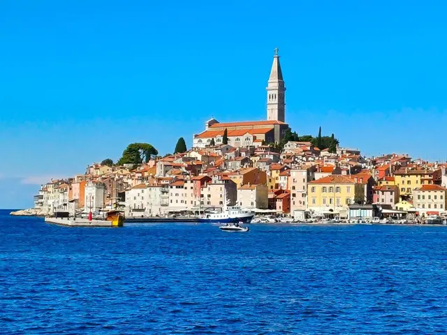 Rovinj ist eine kroatische Hafenstadt an der Westküste der Halbinsel Istrien. Die Altstadt, deren Häuser dicht gedrängt am Wasser stehen, befindet sich auf einer Landzunge. Verwinkelte, kopfsteingepflasterte Gassen führen zu der auf einem Hügel gelegenen Kirche der Heiligen Euphemia hinauf, deren hohe Turmspitze das Stadtbild prägt. Südlich der Altstadt befindet sich die Bucht Lone, einer der zahlreichen Kieselstrände der Region. Direkt vor dem Festland liegen die 14 Inseln des Archipels von Rovinj. aus Googl.com