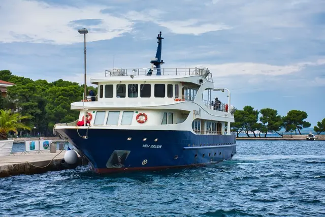 
Wie kann man den Nationalpark Brijuni besuchen?

Um den Nationalpark zu besuchen, müssen Sie im kleinen Ort Fažana ein Schiff nehmen. Im Zentrum befindet sich ein Mol, wovon das Schiff ausläuft.
aus Info.Fazana hr