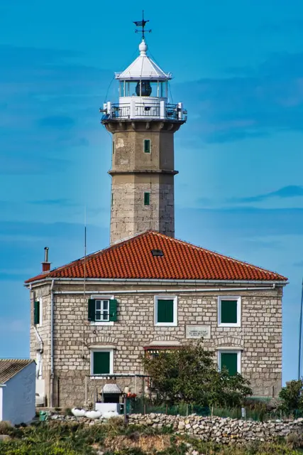Der Leuchtturm Sv. Ivan na pučini (des hl. Johan auf dem Meer) wurde auf dem gleichnamigen Riff vor Rovinj erbaut und er wird von den Bewohnern Rovinjs 'La Lanterna' genannt. aus istra.hr.de