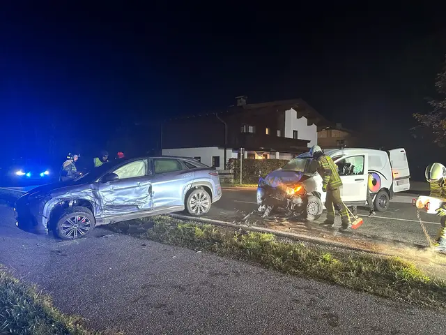 Bei einem missglückten Einbiegeversuch kollidierten ein Pkw und Lieferwagen miteinander. Der 21-jährige Lieferwagenfahrer wurde leicht verletzt. | Foto: zoom.tirol