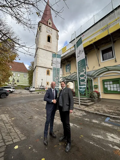 Handschlagqualität: Landesrat Willibald Ehrenhöfer und Bürgermeister Hubert Lenger. | Foto: MeinBezirk/Angelika Kern