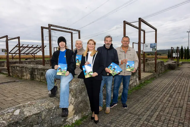 Autor Thorin Neuberger (Grafik), Obmann Franz Schmitzhofer, Landesrätin Daniela Winkler, Autor Christian Zenger (Text) und Bürgermeister Gerhard Dreiszker präsentierten die neue Kinderbroschüre.
 | Foto: LMS Burgenland