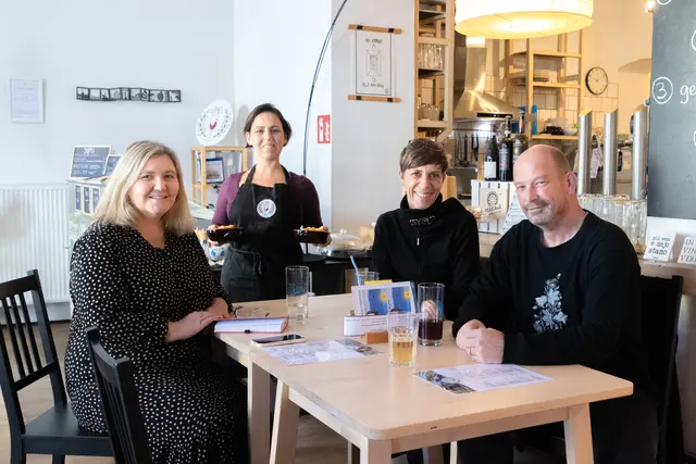 Bella Italia: Martina Maros-Goller (l.), Marie-Sophie Doret (3. v. l.) und Thomas Roth wurden vom Café Limes-Team mit bester Pasta verwöhnt. | Foto: Konstantinov