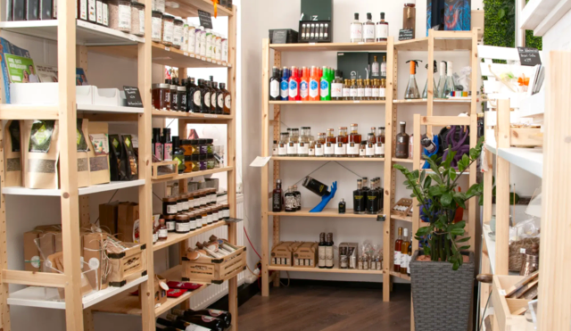 Besondere Geschenke kaufen und dabei regionale Hersteller unterstützen? Bei Dreizack Wien gibt es neben Lasergravuren auch regionale Produkte zu kaufen. | Foto: Dreizack Wien