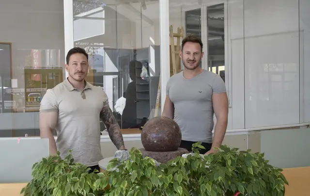 Manuel Schmiedt (links) und Rafael Jernej im Eingangsbereich ihres künftigen Fitnessstudios "Giga Fit" in Klagenfurt. Mehr als 2.000 Quadratmeter Fläche werden für Training und Gesundheit zur Verfügung stehen. | Foto: MeinBezirk.at