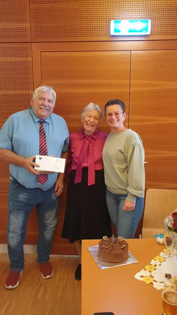 Zum 85. Geburtstag“ von Frau Brigitta Lauer (in der Mitte), gratulierten Bürgermeister Michael Lippl (links) und stellvertretenden Amtsleiterin Sabine Rimser (rechts). | Foto: Gemeinde Maria Lanzendorf
