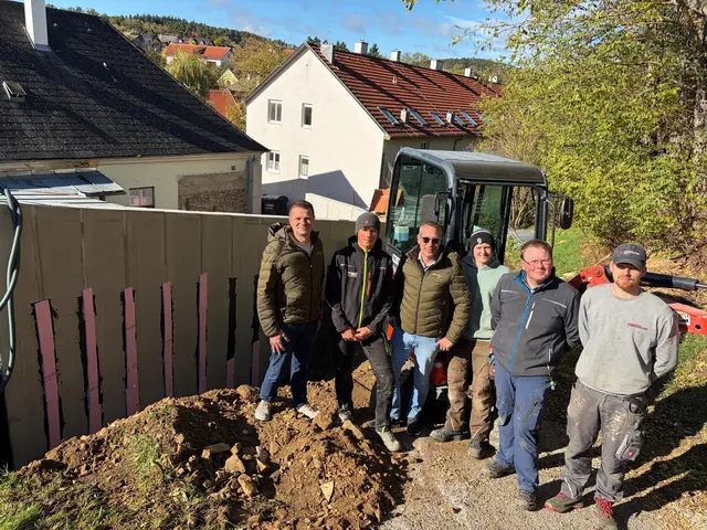 Freuen sich über den Baufortschritt: Ortsvorsteher Gerhard Lemp, Sebastian Oth, Stadtrat Stefan Nastl, Alexander Schäfer, Jugendobmann Daniel Ulrich und Simon Schwaiger (von links).