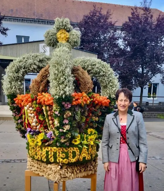 Tradition mit Herz: Juliana Strauß bindet seit Jahren die Erntekrone für Gamlitz. | Foto: privat