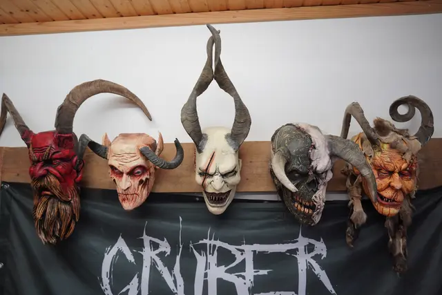 Sandro Grubers Maskensammlung in der Werkstatt. | Foto: Johannes Brandner