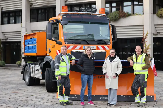 Stadträtin Eva Schobesberger mit Petra Schütz, Pejic Radislav (links) und Dietmar Böhm (rechts) vom Winterdienstteam von Stadtgrün und Straßenbetreuung. | Foto: Stadt Linz