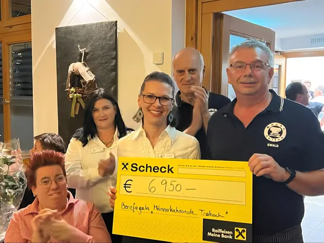 Die Trabocher Männerkochrunde überreichte die Spende von 6.950 Euro an die Lebenshilfe Trofaiach zugunsten des Projektes „Unterstützte Kommunikation“:  Nicole Braunstein, Bettina Hintringer, Verena Sturm. Franz Loschat und Ewald Tauderer (v.l.) | Foto: Lebenshilfe Trofaiach