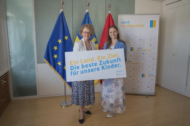 Landesrätin Christiane Teschl-Hofmeister mit Bundesrätin Viktoria Hutter (r.) stellen die Investitioen vor. | Foto: VPNÖ