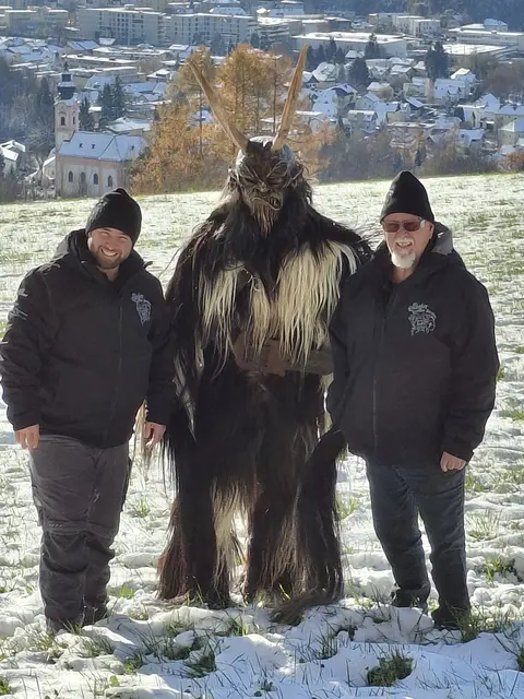 Bereit für den großen Auftritt: Hannes Brugger (l.) und sein Vater Hans Brugger mit einem Mitglied der "Alt-Gnigler Krampusse".  | Foto: Alt-Gnigler Krampusse