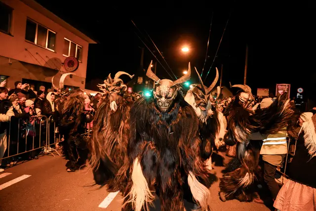 Die Alt-Gnigler Krampus- und Perchtenpass feiert ein Jubiläum und lädt zum 50. Gnigler Krampuslauf. Heuer findet der Lauf am 29. November statt.
 | Foto: Laurin Christl/Altgnigler