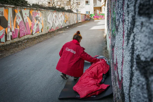 Die Caritas setzt für obdachlose Menschen, die bei eisigen Temperaturen im Freien schlafen, eine Rettungskette in Gang.  | Foto: Caritas/Johannes Leitner
