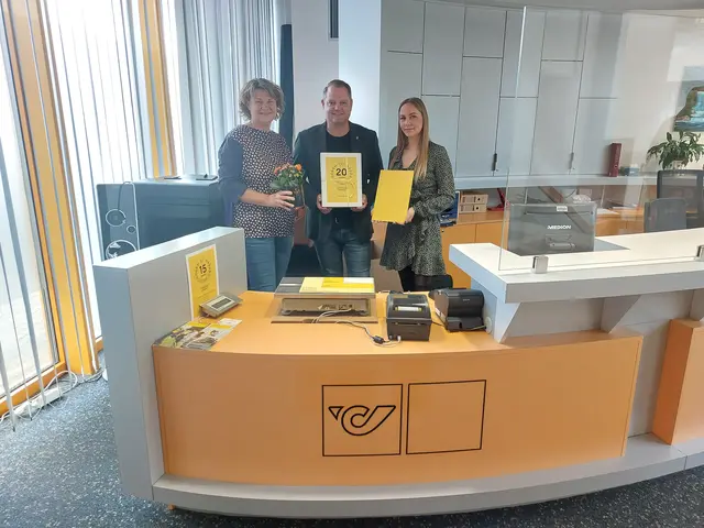 Ramona Nather (Postpartner Betreuerin), Bgm. Christian Samwald und Anja Stocker (Postpartner-Mitarbeiterin). | Foto: Österreichische Post