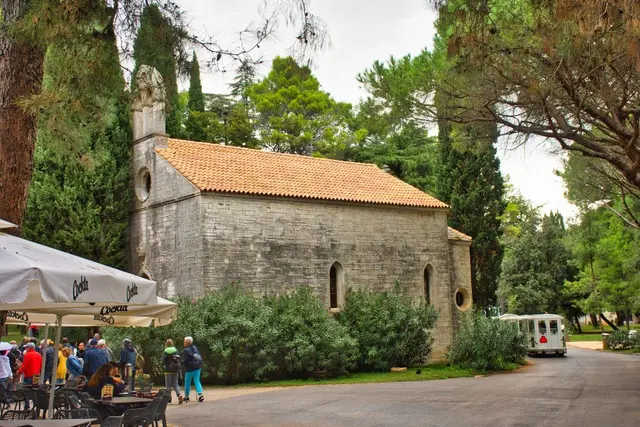 Als erste Kirche wäre die St. Germanuskirche zu erwähnen, in der heute eine Ausstellung von Freskenkopien und von Kopien glagolitischer Schriften aus Istrien und dem Bereich Kvarner zu sehen sind. Die im gotischen Stil errichtete Kirche des heiligen Germanus wurde im Jahr 1481 errichtet. Sie ist einem Märtyrer aus Pula geweiht, der sich gegen Ende des 3. Jahrhunderts gegen den dortigen Statthalter wegen seiner Intoleranz gegenüber den Christen auflehnte und deshalb zum Tode verurteilt wurde. Der Tag dieses Märtyrers wird am 30. Mai gefeiert. Die Kirche war einst mit Fresken aus der gotischen Epoche bemalt, doch wurde das gesamte Inventar bei einem Brand Ende des 19. Jahrhunderts zerstört.
aus kroatieninfo.de