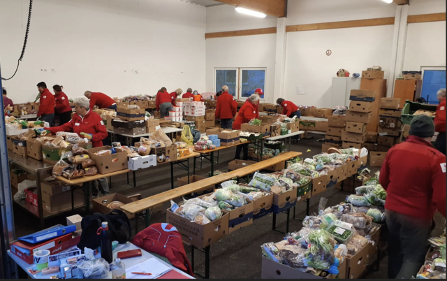 Jede Woche bereiten die 60 ehrenamtlichen Mitarbeiter der Tafel rund 100 Schachteln mit Lebensmitteln für rund 150 Personen vor | Foto: Privat