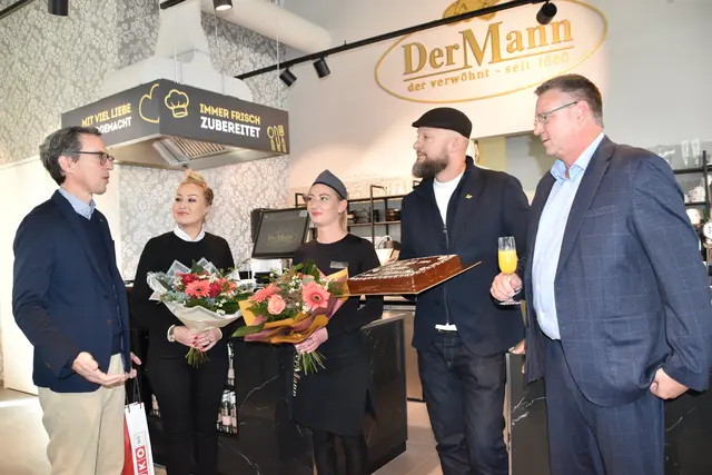 Glückwünsche von Andreas Marquardt, WK. | Foto: Mirjam Preineder