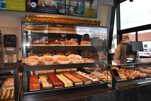 Gebäckvitrine. | Foto: Mirjam Preineder