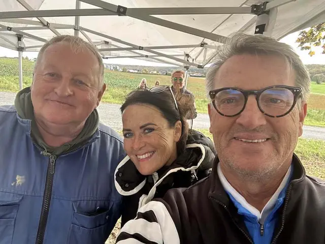 Harald Winter, Doris Kollar-Lackner und Alfred Kollar genossen den Wandertag vom SV Großpetersdorf. Im Hintergrund lachte auch Obmann Harald Schneller in die Kamera. | Foto: Alfred Kollar