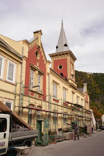 Die historische Fassade erstrahlt in neuem Glanz. | Foto: Santrucek