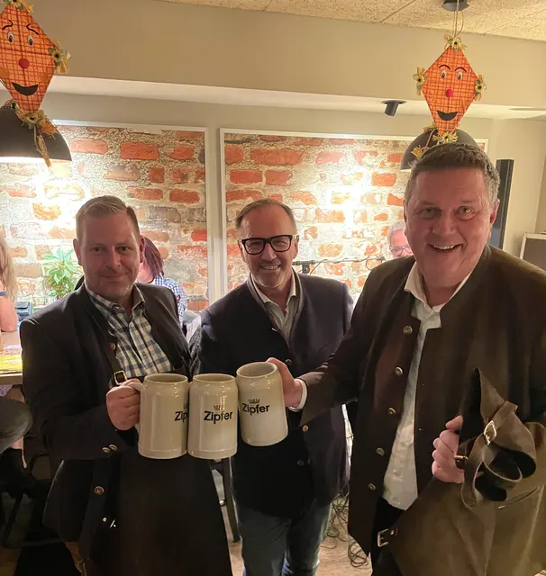 Nahmen den traditionellen Bieranstich vor: Bundesobmann der Freiheitlichen Arbeitnehmer Bernhard Rösch (r.), Gemeindrat Rainer Deischinger (links) und Bezirksobmann Günter Pröller (Bildmitte). | Foto: FPÖ UU