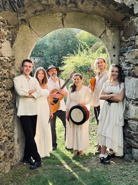 Dàna - Irish Music verzaubert mit samtigen Stimmen, pulsierenden Flöten, leidenschaftlicher Fiddle, mitreißender Gitarre und treibender Bodhrán. | Foto: Tony Gigov 