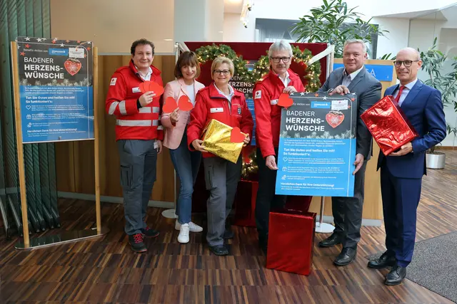 Rotes Kreuz Fachbereichsleiter Christoph Sanz, Sparkasse Baden Vorstandsdirektorin Elisabeth
Lambert, Rotes Kreuz Bezirksstellenleiter Stellvertreterin Corina Kornherr, Rotes Kreuz
Bezirksstellengeschäftsführer Manfred Lang, Sparkasse Baden Bereichsleiter Prok. Christian
Degelsegger, Sparkasse Baden Vorstandsdirektor Mag. Reinhard Keider. | Foto: Sparkasse Baden