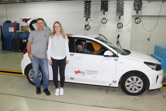 Sonja Fitterer und Alexander Hödl im Crashlabor des VSI Graz. | Foto: MeinBezirk/Angelika Brunner