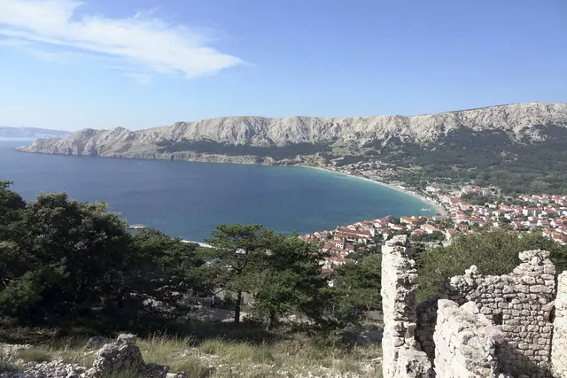 Ein 41-jähriger Österreicher sorgte Anfang Oktober auf der Insel Krk für Aufsehen, indem er drei Kroaten und eine US-Amerikanerin mit einer Harpune bedrohte und dabei ein Boot sowie zwei Autos und ein Motorrad beschädigte.  (Archiv) | Foto: Volker Rauch / dpa Picture Alliance / picturedesk.com