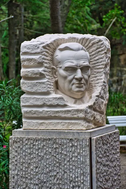 Von der Prominenten-Insel zum Nationalpark: Einst hieß Jugoslawiens Staatsoberhaupt Tito illustre Gäste auf der Insel Brijuni vor der Westküste Istriens willkommen. Heute können Besucher seinen Cadillac mieten, über Zebras, Dinosaurierspuren und Ruinen staunen. aus Welt.de