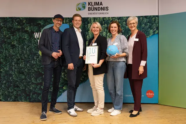 Norbert Rainer (links, Geschäftsführer Klimabündnis), Katharina Seebacher (rechts, Vorsitzende Klimabündnis) mit Vertreterinnen der LWBFS Andorf und Landesrat Stefan Kaineder (2. v. li.) | Foto: Land OÖ/Lina Spenlingwimmer