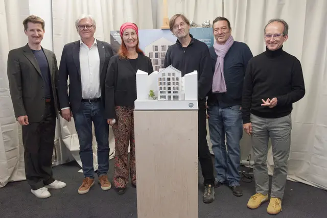 Architekten und Bauherren mit dem Modell des "neuen" Jöchlerhauses. | Foto: Melitta Abber