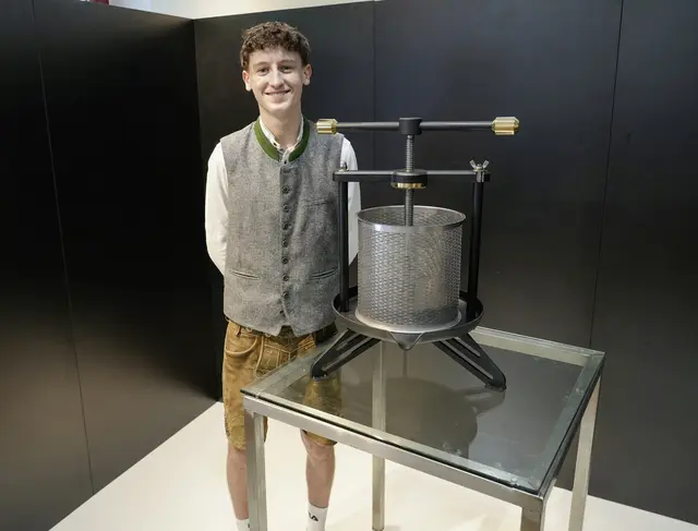 Fabio Pöllmann aus Tiefgraben präsentierte bei der Lehrabschlussprüfung eine benutzerfreundliche Obstpresse.  | Foto: Werkschulheim Felbertal