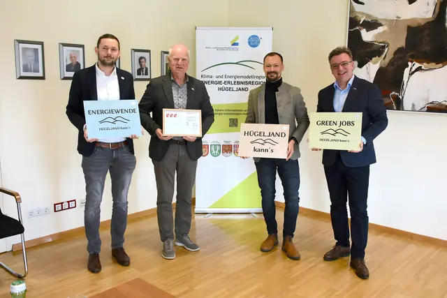 Rafael Bramreiter, Bürgermeister Bernhard Liebmann, Michael Lamprecht und Johannes Weiß (v. l.) boten spannende Impulse und betonen: „Hügelland kann’s!“ | Foto: MeinBezirk/Helmut Riedl