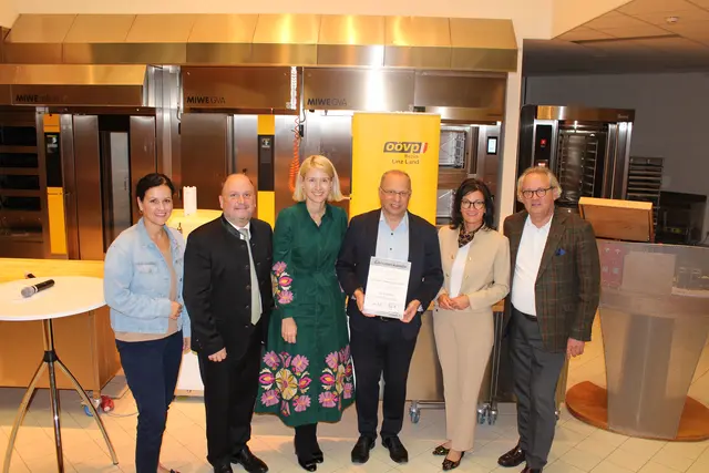 Von links: Helena Kirchmayr, Bernd Schützeneder, Christine Haberlander, Christian Kolarik, Margit Angerlehner und Wolfgang Stanek beim ÖAAB-Bezirkstag.
 | Foto: OÖVP Linz-Land