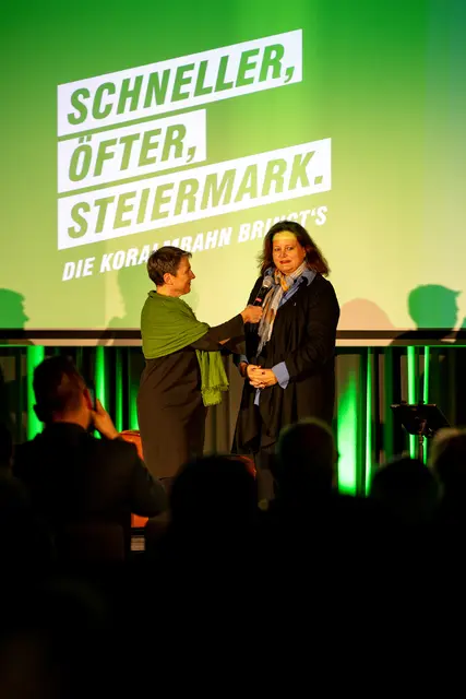 Moderatorin Elisabeth Oberzaucher (l.) im Gespräch mit Verkehrslandesrätin Claudia Holzer | Foto: Tom Lamm